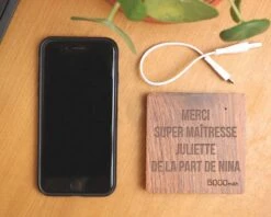 Batterie Externe En Bois Personnalisable 5000 MAh - Merci Maîtresse, Maître Et ATSEM -Cadeaux 0186c14b7d821c5b16e11b642b7531bc9c105e197dcf8522095911172cfa21055