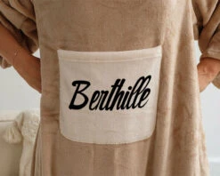 Couverture à Manches Personnalisée Prénom 5 Couverture à Manches Personnalisée Prénom -Cadeaux 290a950e81a604569b8102a6b88cc80700a9b2baa26437ca0970497782a61003