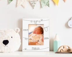 Cadre Métal Blanc Gravé Naissance -Cadeaux 2c87cde64768a5d0f8f4d1485a0a3286a739fdb05c77e8a05c170ea8ec181570