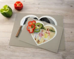Planche à Découper En Verre Coeur Photo -Cadeaux 32d44df75b5125f70475dd5e06ef21544e8ece015c5f13920b7cca936c5e1902