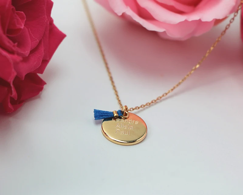 Collier Personnalisé Plaqué Or 18 Carats - Pompon Rouge Ou Bleu 4 Collier Personnalisé Plaqué Or 18 Carats - Pompon Rouge Ou Bleu – Image 4