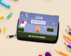 Porte-monnaie Personnalisable - Collection Jeux Vidéo Rétro - Version Fille -Cadeaux 341f88cd250c57d28fe4333808948fe6303f6dc15a622e11aa2d582c3d1022222