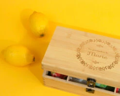 Boîte à Thé Gravée - Les Gourmandises 6 Boîte à Thé Gravée - Les Gourmandises -Cadeaux 3bf734f163b7b2eff41b827cf6a2207b6fc5e72b0c2bcc59bf104fe31d931327