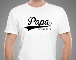 T-shirt Blanc Papa Depuis -Cadeaux 3e4f23cb095bed8ec6a3b8086403b392cf8b3ef34ab9596a699bff081d8017631
