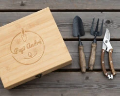 Kit D'outils De Jardinage Dans Coffret Personnalisé 6 Kit D'outils De Jardinage Dans Coffret Personnalisé -Cadeaux 4427d2e5a1fd91265c0cd380528717f6b86c2689cec295f0e990fd55179536830