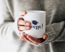 Mug Personnalisé - Diplomé(e) -Cadeaux 4802e9e4f7f964bddcede3209b61977158c82d5c1d045d41bb8471fa85955101