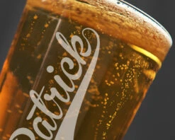 Verre à Bière Personnalisé - Prénom -Cadeaux 4830ab3ba55e0841f2daf85ac7864e2ee68b0d9ee2f48b84ab06710711231823