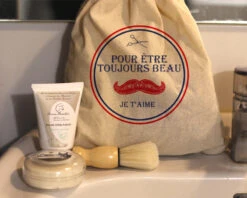 Kit Rasage Dans Son Pochon Personnalisé -Cadeaux 553998e472e5b578d595ef5086deba07b4b20a029114d06d4eb0605c6e5136162
