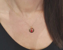 Collier Personnalisé Plaqué Or 18 Carats - Pompon Rouge Ou Bleu 6 Collier Personnalisé Plaqué Or 18 Carats - Pompon Rouge Ou Bleu -Cadeaux 5a3379dbb46d2a45f0a2d5f1af368a26b458160ca642734366bae4396bbc30213