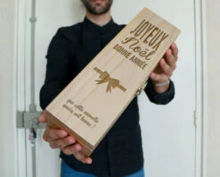 Caisse à Vin Noël Gravée -Cadeaux 62f0a0b9cf71f38de5ab4981511299168aaefa94392b2f98e5dcc55e35734114