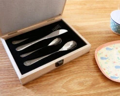 Kit Couverts Enfant Gravé -Cadeaux 72afee4174c85ee420884a66169ef3083c9485194731f1a8e8a0f0eaa3b221881