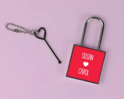 Cadenas De L'Amour Personnalisable - Prénoms - Rouge Passion -Cadeaux 76092e047aa887f02f5eb980201150ba94553afbd3d0bca69d9f1730896a21586