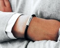 Le Bracelet Pour Homme En Cuir -Cadeaux 79e255a917c41da364f752e707ec3c53b89d1d62c33fbf655483ef887a5c36976