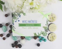 Boîte De Chocolats Personnalisable - Collection Fleurie -Cadeaux 7b1c6170149d0e952b6ed5cb836fff02c026dbc66fcb97bccaa750c0640230276