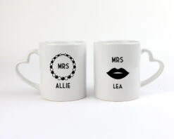 Lot De 2 Mugs Coeurs Personnalisés - Mrs & Mrs -Cadeaux 7cb1bea7f57a5feaab243276a23c6cbdaed7b5cf2ca319f0c9bdb54c509e21947
