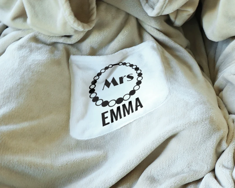 Couverture à Manches Personnalisée Pour Couple - Mr. And Mrs. 1 Couverture à Manches Personnalisée Pour Couple - Mr. And Mrs.