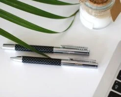 La Parure De Stylos Gravée 7 La Parure De Stylos Gravée -Cadeaux 89279c95b43ddd48588ecb250a1d7f5a46abccf7b06f1ced53abd1b686f429876