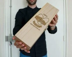 Caisse à Vin Gravée - De Père En Fils - Fille