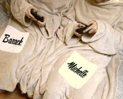 Couverture à Manches Personnalisée Pour Couple - Prénom -Cadeaux 8d7ab3fd54723a730f128ff7bdee2ba434b3b867681447283fa2ea702b67257