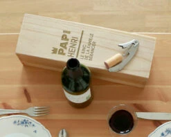 Caisse à Vin Gravée - Roi Du Monde -Cadeaux 8f5cd21ce0a0f5def4f412b11f001ae7f366044b286fb3a4ee875aa5dd8d4836