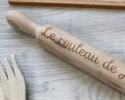 Rouleau à Pâtisserie Gravé -Cadeaux 9410c07fe1edf5e3e1066e21873b44bb58c3b7483a9c04728ae6f4ae954e2557