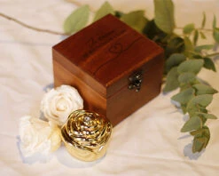 Bouton De Rose En Or Et Rose éternelle Secrète Dans Son Coffret En Bois Gravé -Cadeaux 9ff2d6dc40154a2d4290ee473d2fa9f7a76354472097f4b7e928034e15c635284