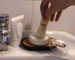 Kit Rasage Dans Son Pochon Personnalisé -Cadeaux a675bc4a9bab48b357aaa65818e47395e868300f1cb10511077e7e62241436164