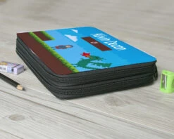 Trousse D'école Avec Fournitures - Collection Jeux Vidéo Retro - Version Garçon -Cadeaux a76a2efc9d0b1a3e8652ee025126ce199a7d4952b9a99fd9695b404acf2422508