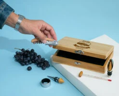 Coffret Sommelier Gravé Et Ses Accessoires - De Père En Fils - Fille -Cadeaux aafba7dc95c44145268ba6a5d9980334371a11f9719aaea48d8ccfc82b514968