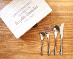 Kit Couverts Enfant Gravé -Cadeaux b25ea20bb18bc56974c3c5dded99338f3040954b0f96ac6909ed3a3d2f4e21884