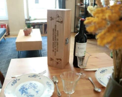 Caisse à Vin En Bois Gravée -Cadeaux b43f3094fbbc9b493657be3a7c6f0b1cbce1ba3321594f25dc6b8445f1bd4768