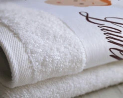 Serviette Family Circus Prénom -Cadeaux b7857aa0ddd13a36daaafe5edd7da57fb441b2cf2d3a2c67db66f0f73f0f4666