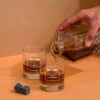 Carafe à Whisky Et Ses Deux Verres Gravés