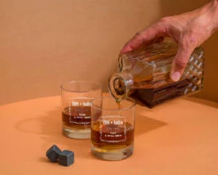 Carafe à Whisky Et Ses Deux Verres Gravés