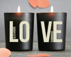Duo De Bougies Personnalisables Et Parfumées - LOVE -Cadeaux bd77586f42a61535e5e796ce85b28ccb01e01429d6341b4145ac421bbdd21994
