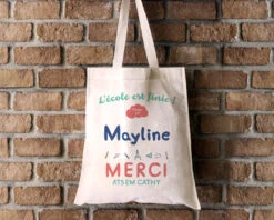 Tote Bag Personnalisable - L'école Est Finie - 100% Coton Naturel 5 Tote Bag Personnalisable - L'école Est Finie - 100% Coton Naturel -Cadeaux c2deea9e26881829039e84e28ca54db7436233660f597d036ae3dd245d711224