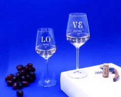 Lot De 2 Verres à Vin Personnalisables - Love -Cadeaux d16fd9c2ee0c89760102f66605aec502d25062dd5f7f54913d37cfcd344e1667