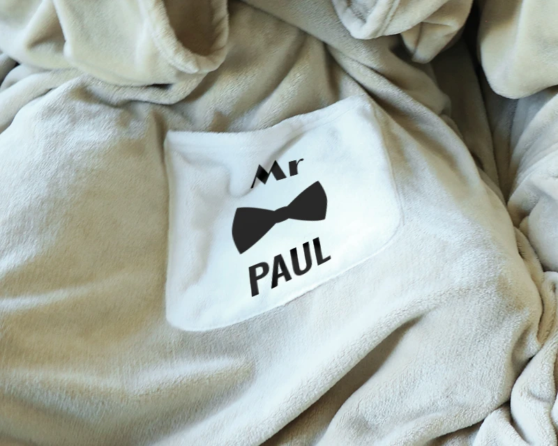 Couverture à Manches Personnalisée Pour Couple - Mr. And Mrs. 4 Couverture à Manches Personnalisée Pour Couple - Mr. And Mrs. – Image 4