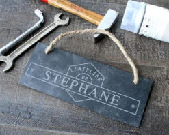 Plaque De Porte Personnalisée - L'atelier De... -Cadeaux e273798c5b4693fe20909439776becf956df92df8398a8a31091c44be5f13745