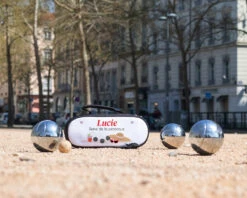 Sacoche De Pétanque Personnalisable Avec Option Triplette De Boules De Pétanque - Entre Copines 9 Sacoche De Pétanque Personnalisable Avec Option Triplette De Boules De Pétanque - Entre Copines -Cadeaux f3a1abb1bfc77f0d508ec6dd2d50df48debc45dee93f3db5880841d986c44829