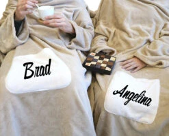 Couverture à Manches Personnalisée Pour Couple - Prénom -Cadeaux fb99051393a0f8837818a901f6ef525039ac4a6fc7a3629ebc30a1a0e694251