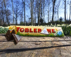 Toblerone Géant - Joyeuses Pâques 7 Toblerone Géant - Joyeuses Pâques -Cadeaux fe348e2c5f7abb25246d1682b9ee96835bf974e51f19a7ab629fd1ce40fe35754